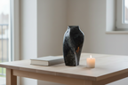 Keramische kunst urn Heart to Heart met zwart-wit marmerlook