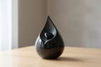Keramische medium urn Celest met druppelvorm en keramisch hart
