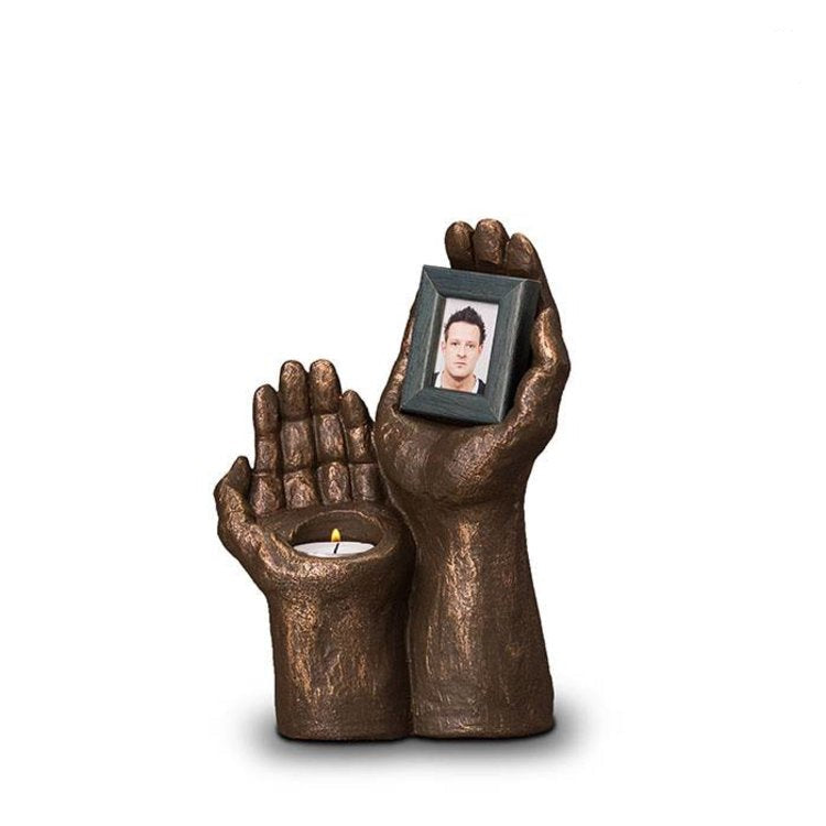 Keramische urn brons ‘Handen met fotolijst’ met waxinelicht – Handgemaakt kunstwerk Geert Kunen