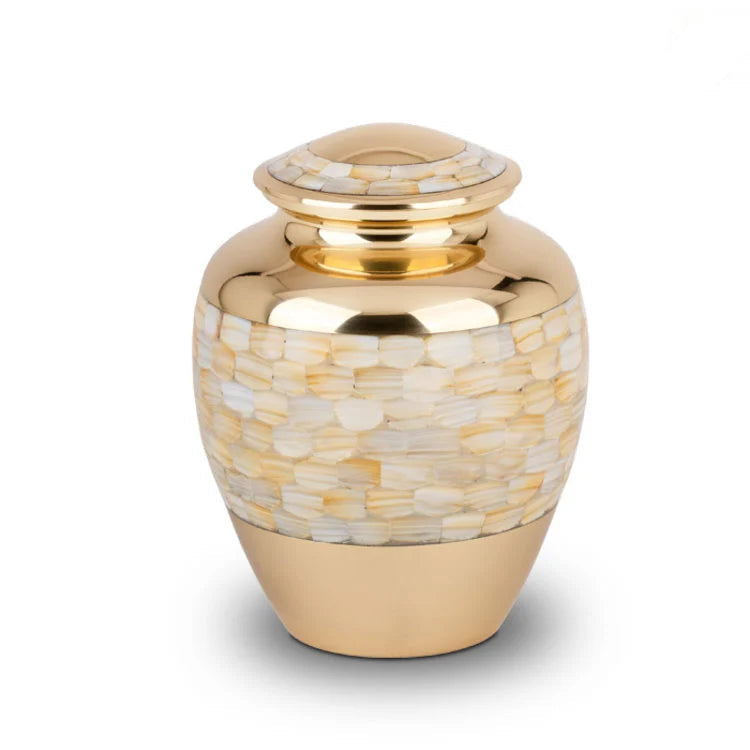 Metalen urn messing met verfijnde details