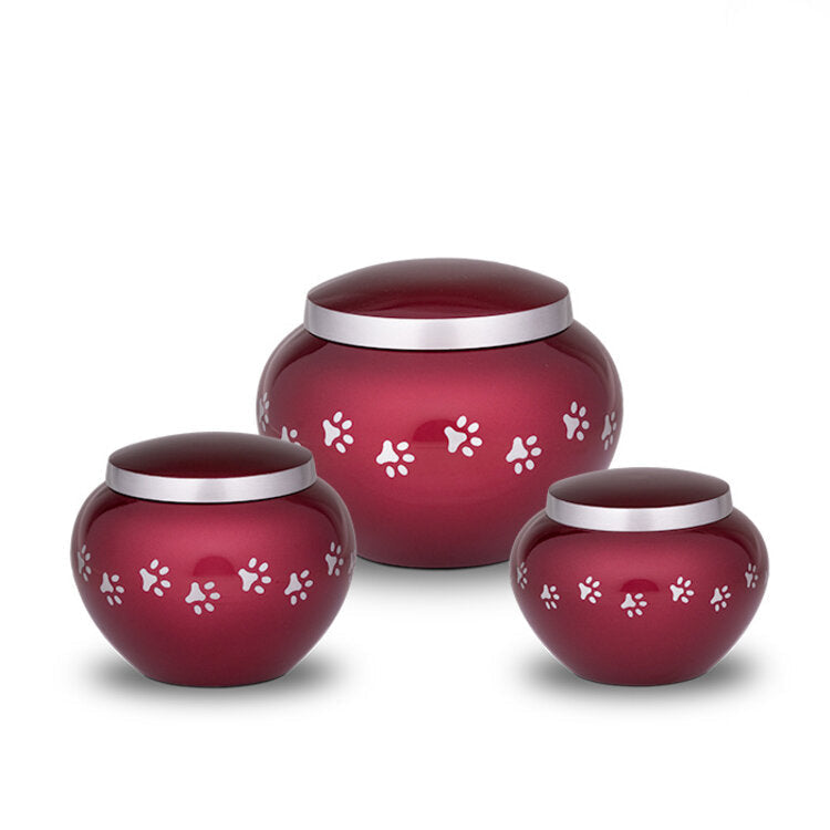 Kleine metalen dierenurn bordeaux rood met zilverkleurige details glanzend en personaliseerbaar