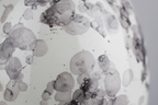 Keramische urn wit-beige met ovale vorm en bubbels patroon