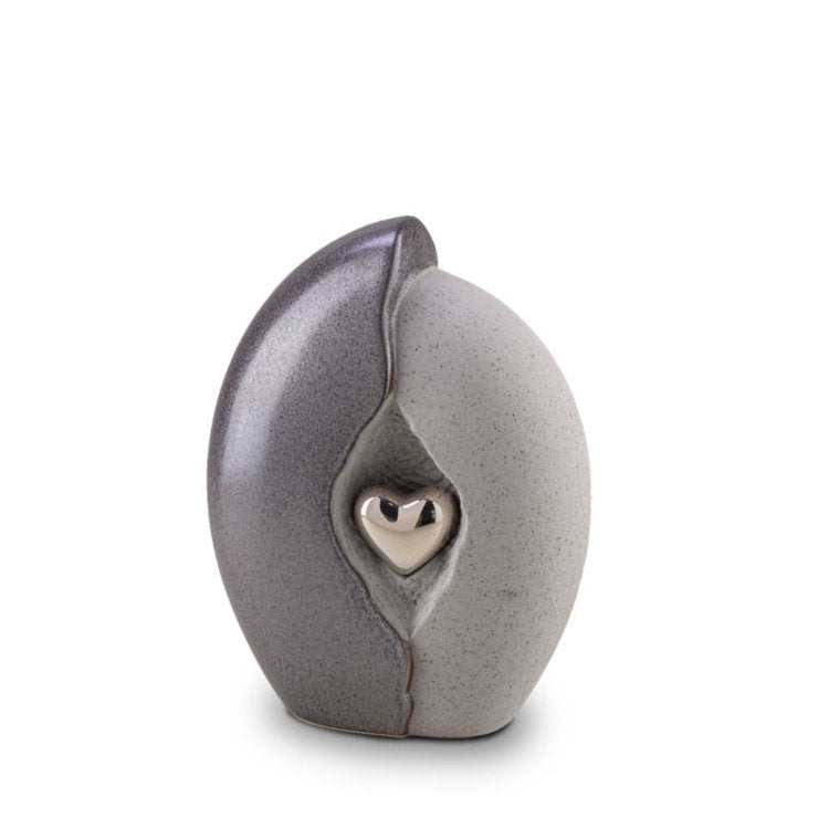 Keramische medium urn met kleurrijke afwerking