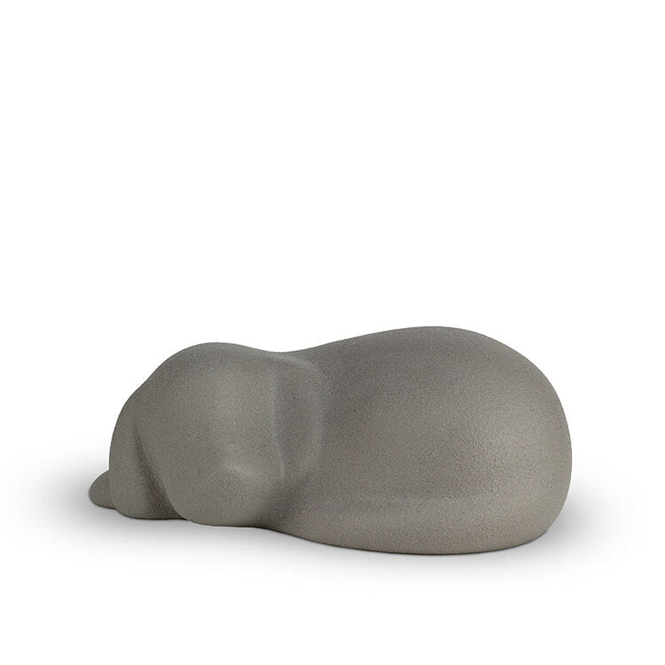Porseleinen urn donkergrijs slapende hond elegant kunstwerk